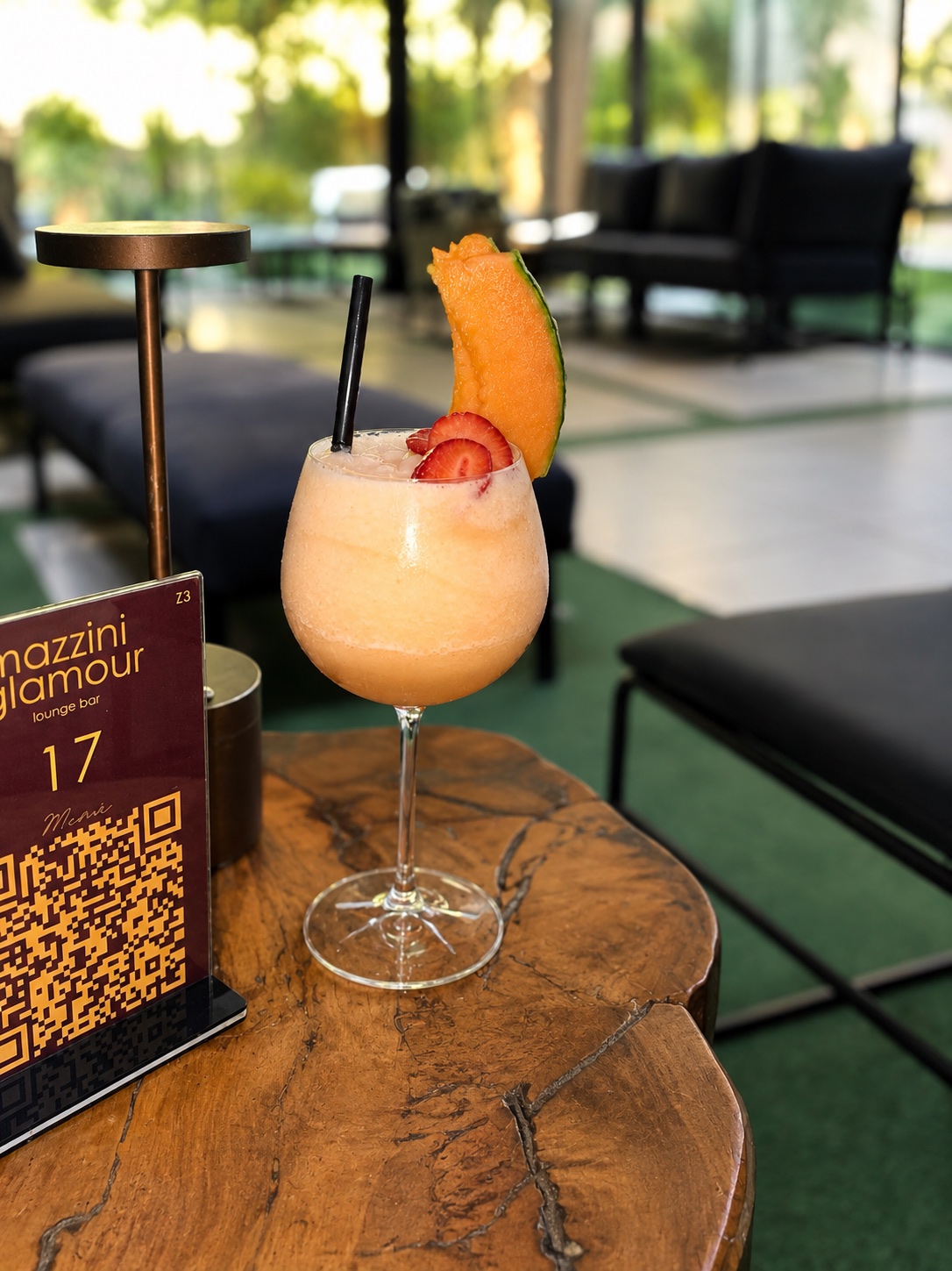 Cocktail alla frutta servito nel giardino